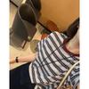 [Lei Listrada] uma Camiseta Branca ~ Listras Jacquard Contrastantes Gola Redonda Solta Casual Versátil Camiseta de Manga Curta