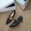 Sapatos Femininos Chanel-Style 2025 Primavera com Bico Quadrado Pequeno Vazado e Saltos Finos, Sapatos Mary Jane Populares, Salto Alto Branco de Nicho para Mulheres