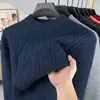 Direto da fábrica, este suéter apresenta tecido macio, anti-pilling e com cores firmes.. É um tricô grosso e robusto, perfeito para o inverno, com um design casual e estiloso de gola alta parcial para homens.