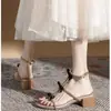 Sandálias Romanas Douradas Brilhantes de Salto Médio Grosso para Mulheres, Novo Modelo 2025 com Strass, Bico Aberto, Laço, Salto Alto Deslumbrante