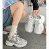 Zapatos retro de suela gruesa para mujer tipo "dad shoes" para aumentar la altura, nuevos zapatos deportivos casuales ligeros de suela blanda para otoño 2026