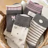 Calcetines Serie Color Maillard Otoño Nuevo Estilo Gris Rosa Estampado Floral Botón de Moño 3D Calcetines Rayados de Media Pantorrilla