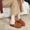 Pantuflas cerradas estilo francés con tacón oculto, nuevo diseño 2026 de punta redonda, con hebilla y parte superior de gamuza.