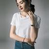 Camiseta blanca sencilla y versátil de verano con cuello inclinado y textura.