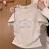 Camiseta Raglan Manga Curta Bordada com Letra Laço Renda Estilo College Feminino Top Curto na Cintura Tendência Verão 2025