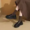 Novos mocassins, versáteis para a primavera, sapatos casuais pretos de couro estilo britânico, mocassins de sola grossa para mulheres, 2026, que aumentam a altura