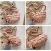 Bolso de nube de nicho, bolso de burbuja plisado de Corea del Sur, moderno bolso de hombro informal de plumas para mujer, bolso cruzado tipo bola de masa