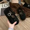 Sapatos redondos antiderrapantes, confortáveis e estilosos para todas as três estações. Estes sapatos femininos são perfeitos para combinar com vestidos vintage, saias e calças, e podem ser usados com vários looks.
