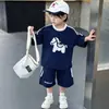 Conjunto de verano para niños 2026 nueva ropa de verano para niños, conjunto deportivo ligero de manga corta elegante para niños pequeños, moderno