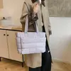 Nova Bolsa Tote Simples Estilo Comércio Exterior para Mulheres, Bolsa de Mão Grande Capacidade para o Dia a Dia, Bolsa de Ombro Leve em Tecido de Nylon para Estudantes Universitários