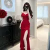 Vestido longo de noite vermelho ombro a ombro com fenda floral, tule, caimento justo, elegante e valoriza a silhueta feminina