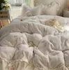 Juego de falda de cama estilo princesa de invierno para bebés y niños pequeños, grado A, bordado y engrosado de terciopelo de leche, con ribete de encaje, disponible en juego de cuatro piezas o juego de tres piezas en color crema