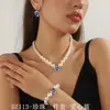 Exportação Transfronteiriça Moda Europeia e Americana Luxo Pérola Imitação Geométrico Amor Cristal Colar Brincos Pulseira Conjunto de Três Peças