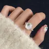 Anillos Apilables de Pluma Dulce para Mujer, Exquisitos Anillos Abiertos Geométricos Transparentes de Lujo Ligero, Anillos para Dedo Índice de Diseño de Nicho Modernos
