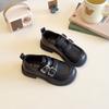 Moda Primavera 2025 Sapatos Loafer Infantis com Fivela de Metal para Crianças Maiores Cor Sólida Simples Sapatos Quadrados para Meninas