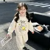 Roupas de meninas: moletom doce de gola redonda e mangas compridas com pequenas estrelas tridimensionais e calça jogger, um conjunto casual de duas peças para bebês e crianças pequenas para primavera e outono
