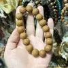 Liquidación de un pequeño inventario, varios materiales, pulseras, cadenas de mano, dijes para bolsos