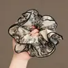 Novedoso Scrunchie Floral 2026 con Acabado de Lujo, Goma Elástica de Satén para Recoger el Cabello, Accesorio para el Cabello Moderno y Elegante