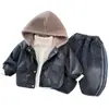 Conjunto de Roupas de Couro com Plus Veludo para Meninos Outono e Inverno Novo Estiloso Bebê Crianças Bebê Menino Roupas de Inverno Conjunto de Três Peças Espesso Quente