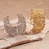 Pulsera de Brazo Ancha Abierta Circular con Empalme Hueco de Flor Cruzada Europea y Americana Joyería Vintage de Nicho de Alta Gama para Mujeres