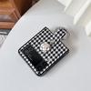 Adecuado para Zflip7 Camelia Samsung Pantalla Plegable Teléfono Flip Estuche Zflip3 Anillo de Pedrería Cuadros Blancos y Negros
