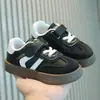 Tênis de treino infantis alemães, modelos de primavera e outono, tênis de sola macia para meninos e meninas, sapatos brancos de velcro, tênis esportivos casuais, sapatos de bebê