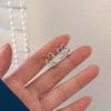 Clip para oreja con diseño de flor irregular bañado en plata S925, sencillo y combinable, elegante y de alta gama.