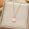 Collar de acero de titanio de lujo y ligero para mujer, colgante de circonitas exquisito, sencillo y combinable, cadena de clavícula de celebridades de Internet, joyería de alta calidad.