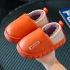 Chinelos de algodão infantis, para meninos e meninas, adequados para outono e inverno, antiderrapantes, forrados com fleece para aquecimento, com camada externa semelhante a couro, impermeáveis e projetados para uso interno, tornando-os ideais para uso em família.