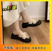 Chinelos Casuais Estilo Coreano com Solado Grosso de Bolinhas para Mulheres Usarem Fora com Laço Sapatos de Praia Antiderrapantes Novo Estilo de Verão 2026