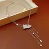Colar com Pingente Ventilador de Zircônia Super Brilhante em Acetato, Corrente Clavicular de Nicho Super Luxuosa, Joia Estilo Palácio Vintage para Mulheres com Toque de Alto Padrão