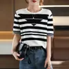 Verano 2026 Nuevo Tejido de Algodón Puro Cuello Polo Intarsia Blanco y Negro Estilo Coreano Bloque de Color Rayado Top Versátil para Mujeres Elegantes
