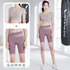 Conjunto de yoga color block de verão para mulheres, com alta elasticidade, sensação de "quase nada", mangas curtas respiráveis e shorts, projetado para um bumbum em formato de pêssego e adequado para Pilates e fitness.
