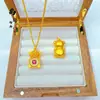 Loja de Ouro Mesmo Estilo Ouro Areia Urso de Diamante Segurando Flor Pingente Giratório Novo Estilo Chinês Feminino Corrente Clavícula Urso Atacado