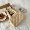 Bolso tote de patrón de rombos transfronterizo, bolso de nylon con forma de nube casual y moderno para mujer, un bolso cuadrado pequeño de estilo coreano de nicho y moderno para otoño/invierno
