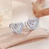 Nuevos pendientes pequeños exquisitos de moda con diseño hueco en forma de corazón, circón de alta calidad personalizado, diseño versátil, venta al por mayor