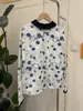 Camisa de manga larga para mujer con lunares y cuello de contraste en stock