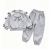 Conjunto Elegante para Niña para Otoño e Invierno 2026 Nuevo Conjunto de Dos Piezas para Bebé: Sudadera de Manga Larga con Lazo y Pantalones Casuales a Rayas
