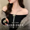 Lujoso collar y broche de hoja de arce y perlas, un diseño versátil de uso múltiple, adecuado como cadena para suéter o prendedor, un accesorio de alta gama para mujer
