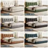 Cama de tela estilo wabi-sabi con respaldo a cuadros grueso y mullido, estructura silenciosa de madera maciza, cama tipo baúl de pie para uso doméstico