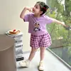 2026 Novo Estilo Solto e Fashionável Desenho Animado Roupas Infantis Doce Conjunto de Duas Peças Shorts de Manga Curta Camiseta Roupa de Verão Tendência