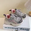 Zapatillas para Niñas 2026 Primavera Moda Infantil Suela Suave Zapatos de Papá Niños Grandes Malla Transpirable Zapatos Deportivos para Correr
