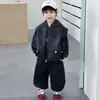 Conjunto de Três Peças de Colete de Couro para Meninos 2026 Novo Estilo Versão Coreana Infantil Street Cool Terno para Primavera e Outono Estilo Outono para Menino Cool