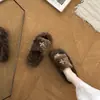 Pantuflas de felpa tipo slip-on de moda para mujer, colección otoño/invierno 2026, antideslizantes, cálidas, de suela suave, adecuadas para usar en interiores y exteriores, y perfectas para los días de pereza.