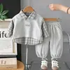 Traje casual simple de estilo coreano para niños, conjunto de tres piezas a cuadros con cuello de solapa, estilo básico versátil, ropa infantil de estilo escolar para primavera y otoño