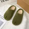 Sapatos Peludos Retrô Femininos para Uso Externo Novo Estilo Outono/Inverno 2026 Com Pelúcia Quente Slip-on Solado Grosso Antiderrapante Mules Birkenstock