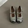 Sapatos Mary Jane elegantes com cadarço para mulheres, estilo francês de verão 2026, com laço e fivela, sapatos de corte baixo de peça única, sapatos pequenos de couro