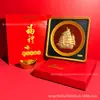 Novo disco quadrado estilo chinês com ornamento de pintura de quadro tridimensional de vela tranquila, decoração de mesa de veleiro em ouro maciço, disponível para atacado