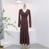 Vestido negro de punto estilo Hepburn para mujer, sensación de otoño e invierno, cuello elegante, cintura ceñida, adelgazante, capa base, vestido largo de cola de pez