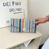 Bolsa de mão de design de nicho moderna transfronteiriça para mulheres, novo estilo verão 2026, bolsa quadrada pequena tecida em cores contrastantes, bolsa versátil para festa